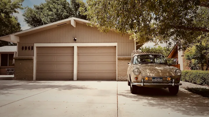 Wiata garażowa czy garaż – jaką ochronę samochodu wybrać?