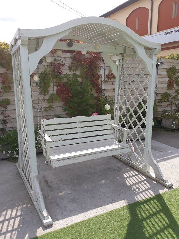 Huśtawka ogrodowa drewniana - przewodnik dla kupującego